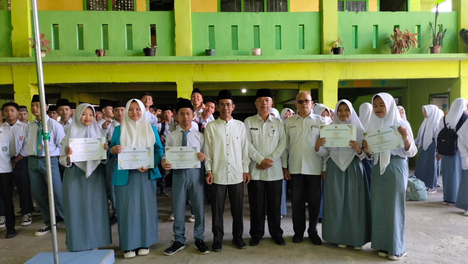 PENYERAHAN PIAGAM KSM KEPADA 5 PESERTA DIDIK BERPRESTASI MAN 2 SUNGAI PENUH