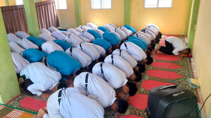 Rutinitas Shalat Zuhur Berjamaah di MAN 2 Sungai Penuh