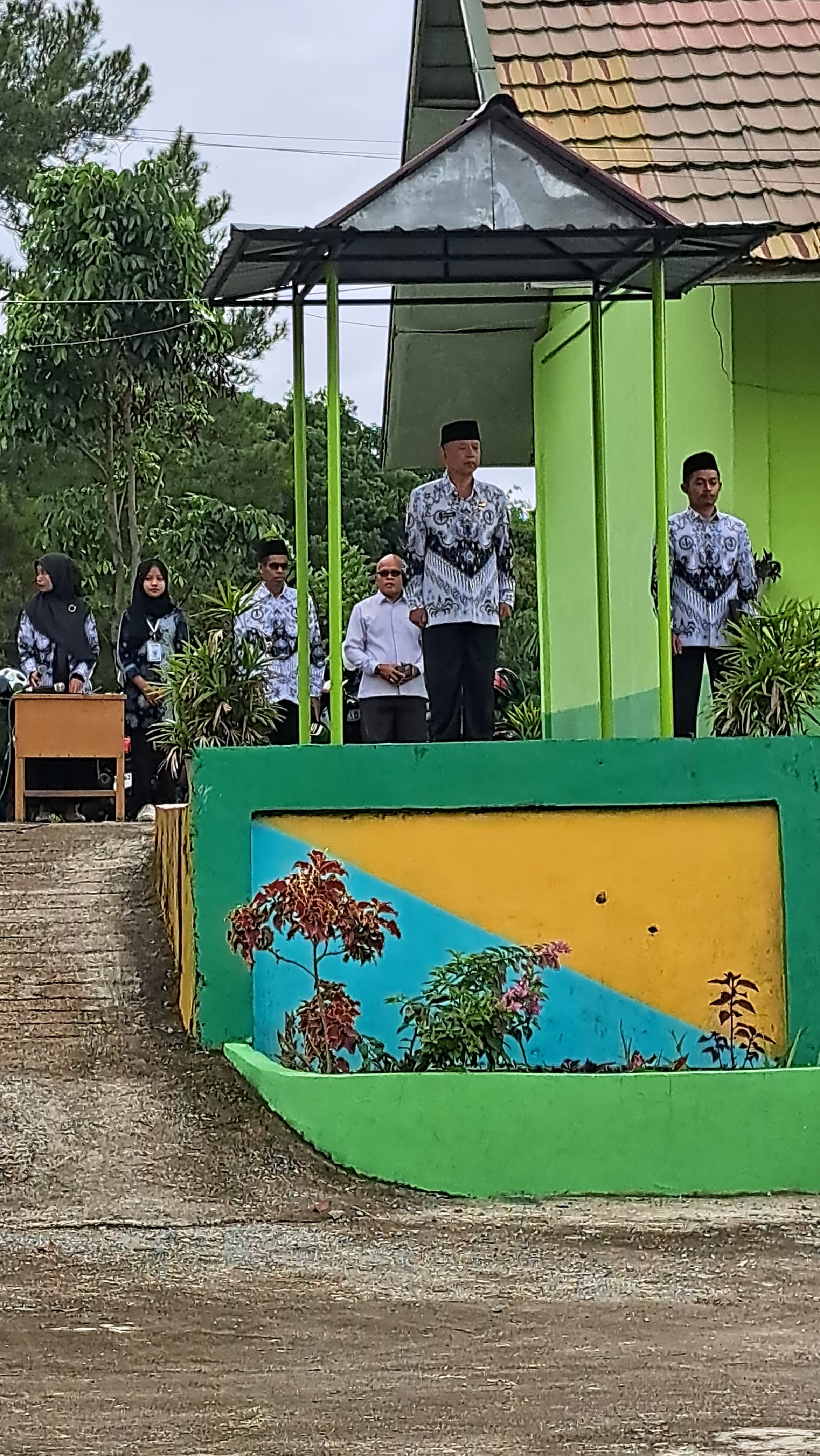 UPACARA BENDERA PERINGATI HARI GURU NASIONAL DI MAN 2 SUNGAI PENUH 2024