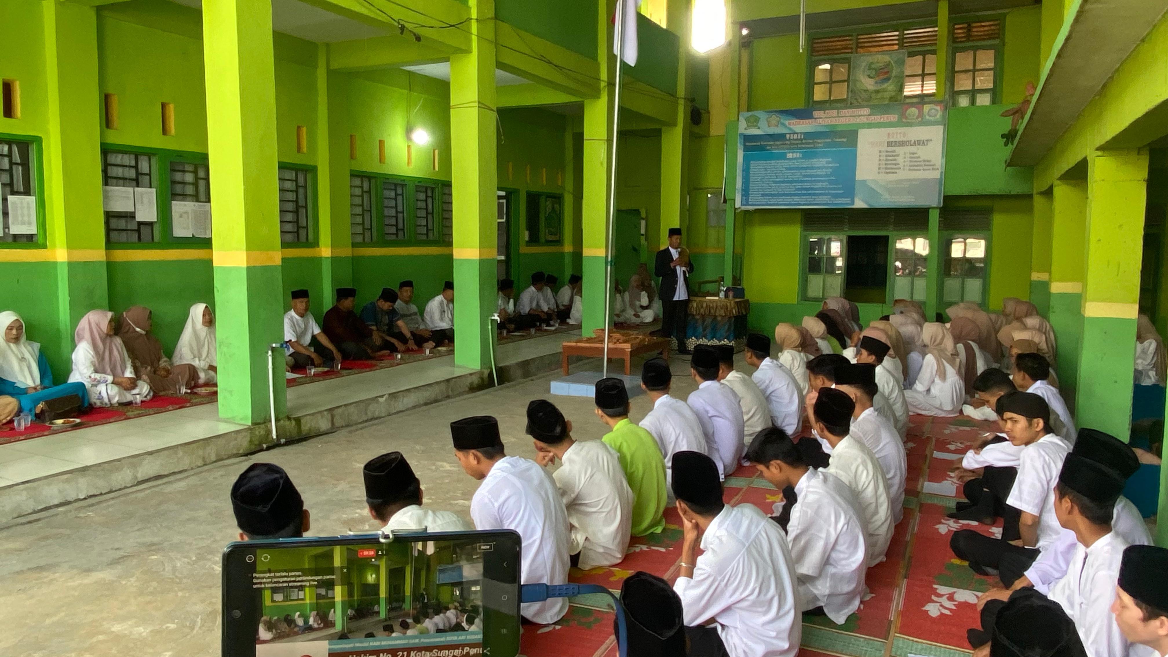 MAN 2 SUNGAI PENUH PERINGATI MAULID NABI MUHAMMAD SAW 1446 H SEBAGAI PEMBENTUK AKHLAK SISWA