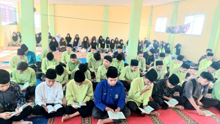 Revan Pimpin Yasinan di MAN 2 Sungai Penuh