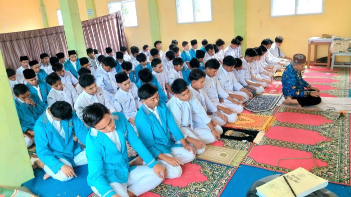 Sholat Zuhur Berjamaah Rutin di MAN 2 Sungai Penuh