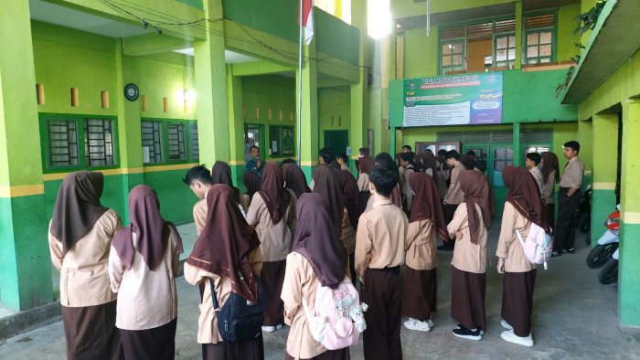 Siswa XI IPS 1 MAN 2 Sungai Penuh Bertugas Membawakan Kultum
