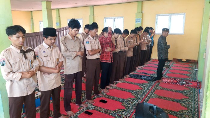 MAN 2 Sungai Penuh Tingkatkan Disiplin Lewat Sholat Zhuhur Berjamaah
