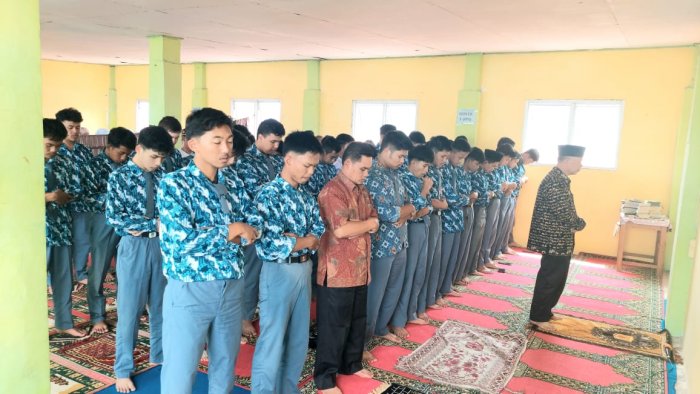 Penuh Antusias, Siswa MAN 2 Sungai Penuh Laksanakan Sholat Ashar Berjemaah