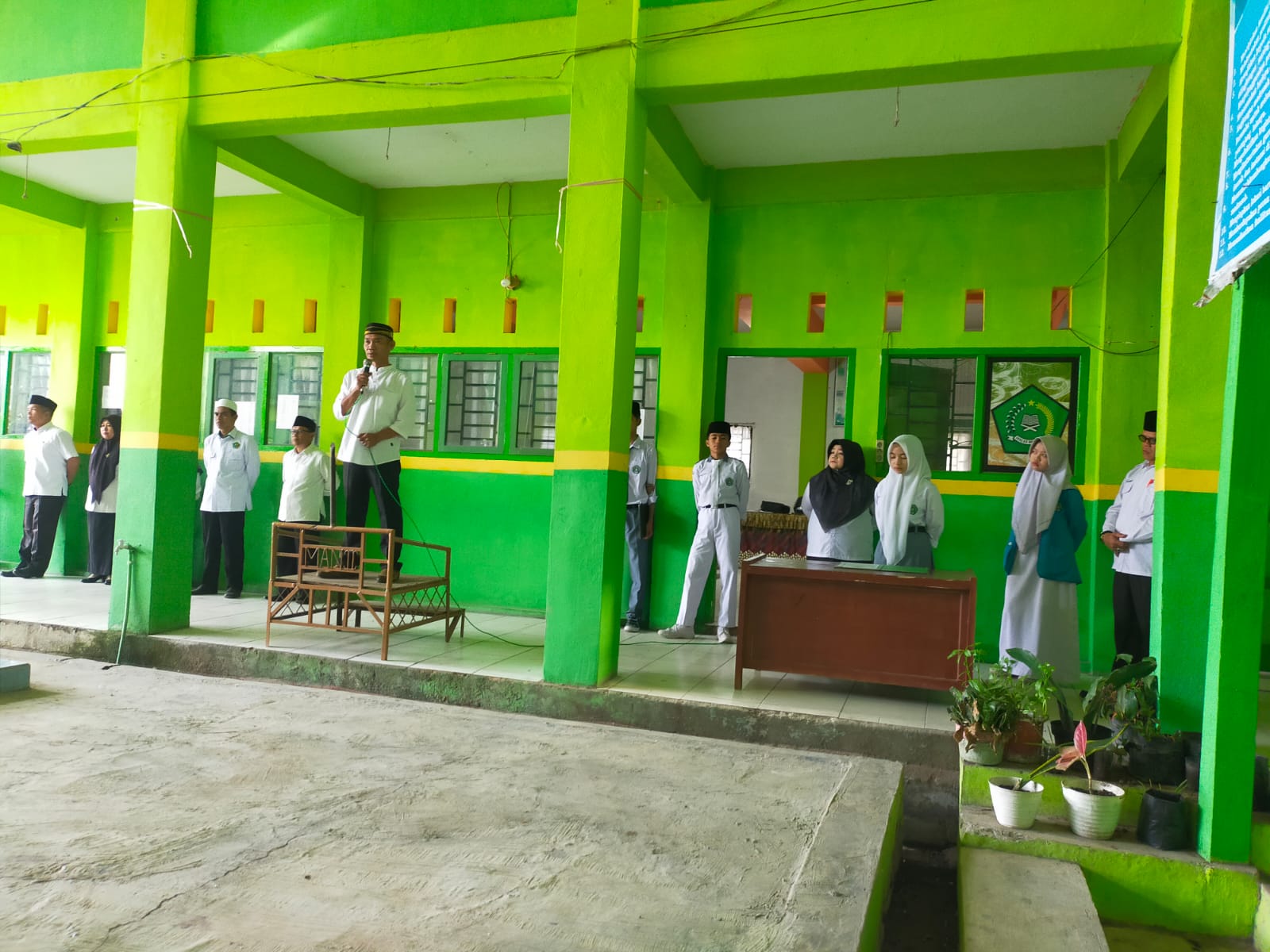 Man 2 Sungai Penuh Tekankan Disiplin Siswa Melalui Upacara Bendera