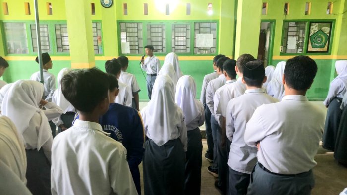 Ferdi Siswa MAN 2 Sungai Penuh Sampaikan Kultum Harian
