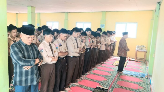 Kepala Madrasah menjadi Imam Shalat Zhuhur Berjemaah di MAN 2 Sungai Penuh