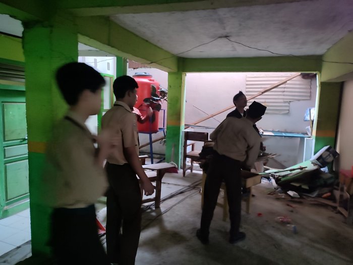 Bersih Lingkungan Sekolah  Tingkatkan Semangat Belajar di MAN 2 Sungai Penuh