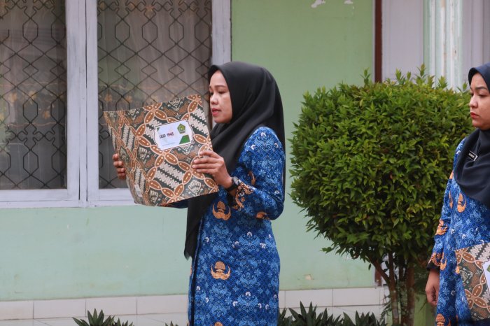 Guru MAN 2 Sungai Penuh menjadi Petugas Upacara Hari Kesadaran Nasional Tahun 2026