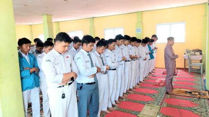 Shalat Zuhur Berjamaah Tingkatkan Disiplin Siswa MAN 2 Sungai Penuh