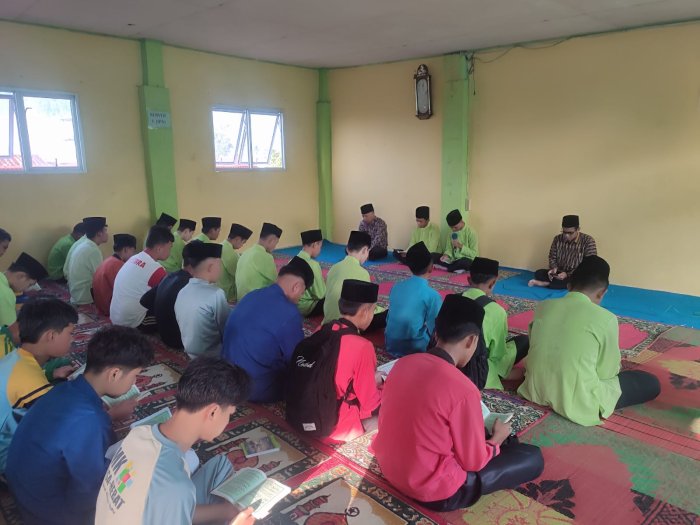 Penuh Semangat, Siswa MAN 2 Antusias Ikuti Yasinan di Mushalla