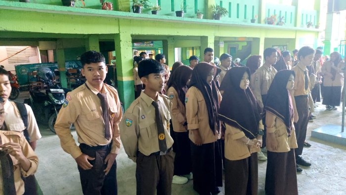 Semangat Siswa Baris berbaris mendengar Kultum Sebelum memulai belajar di MAN 2 Sungai Penuh