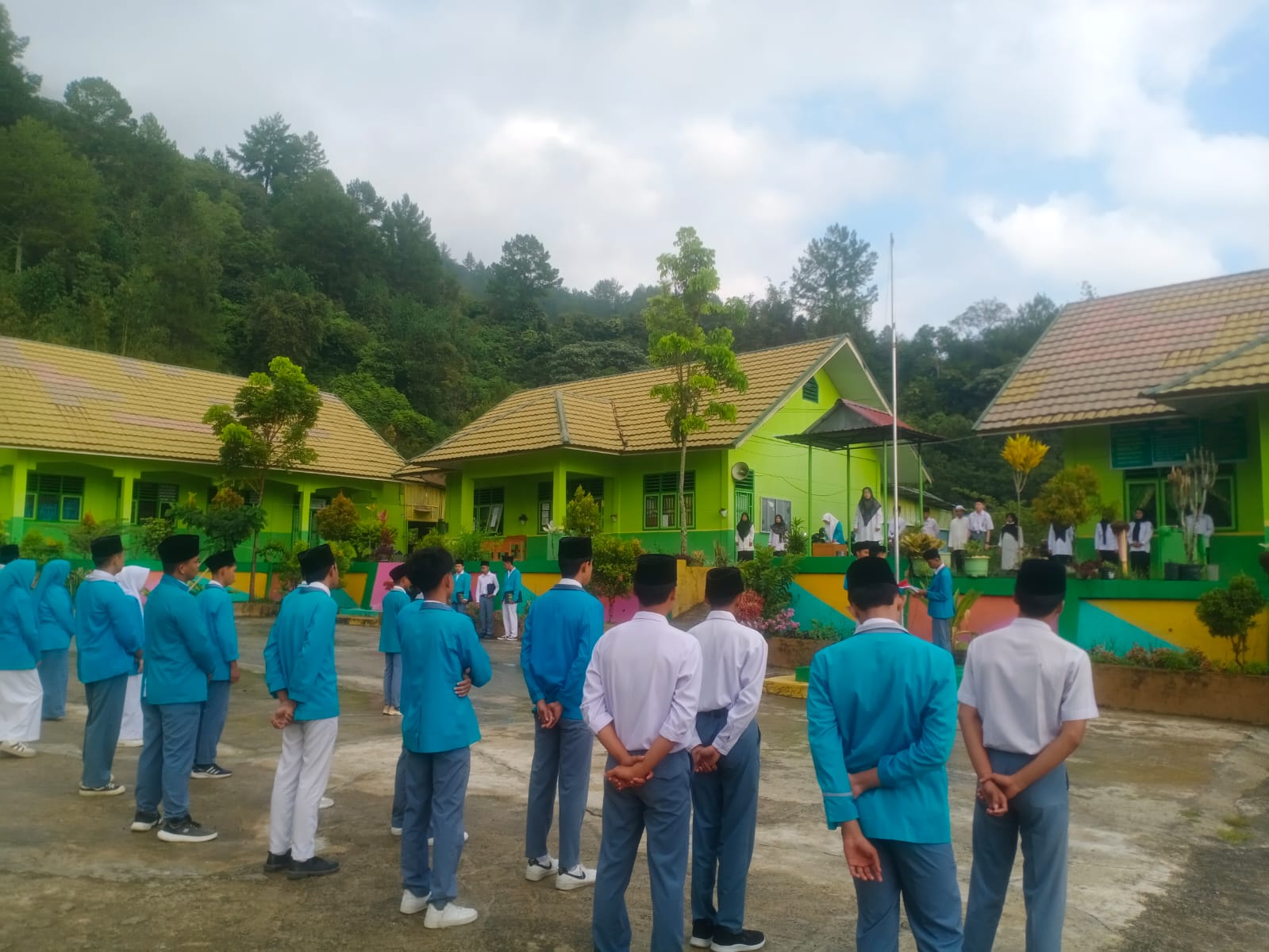 UPACARA BENDERA MAN 2 SUNGAI PENUH, PEMBINA INGATKAN DISIPLIN dan   RAIH SUKSES SISWA