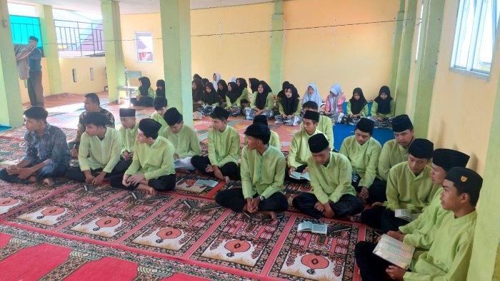 Penuh Semangat. Siswa dan Siswi MAN 2 Sungai Penuh Gelar Yasinan Rutin.