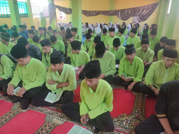 Yasinan Rutin di MAN 2 Sungai Penuh Tingkatkan Disiplin Siswa