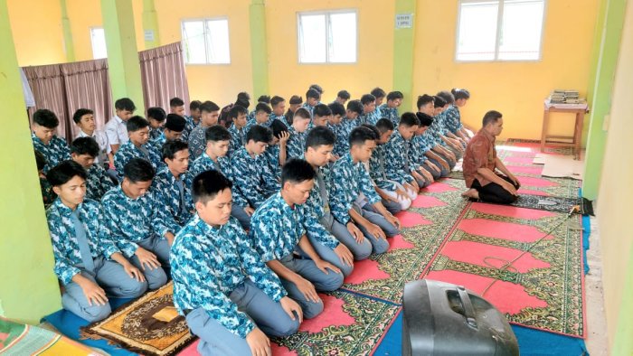 Semangat Siswa MAN 2 Sungai Penuh Laksanakan Salat Zuhur Berjamaah