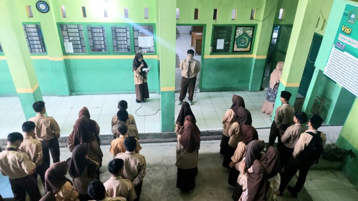 Fikri Siswa XA Pimpin Doa pada Kultum di MAN 2 Sungai Penuh