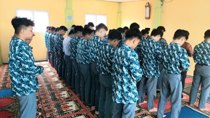 Qodri Lantunkan Azan merdu dalam pelaksanaan Shalat Zhuhur Berjemaah di MAN 2 Sungai Penuh