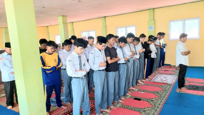 Latih disiplin, MAN 2 Sungai Penuh Rutin Gelar Salat Zuhur Berjamaah