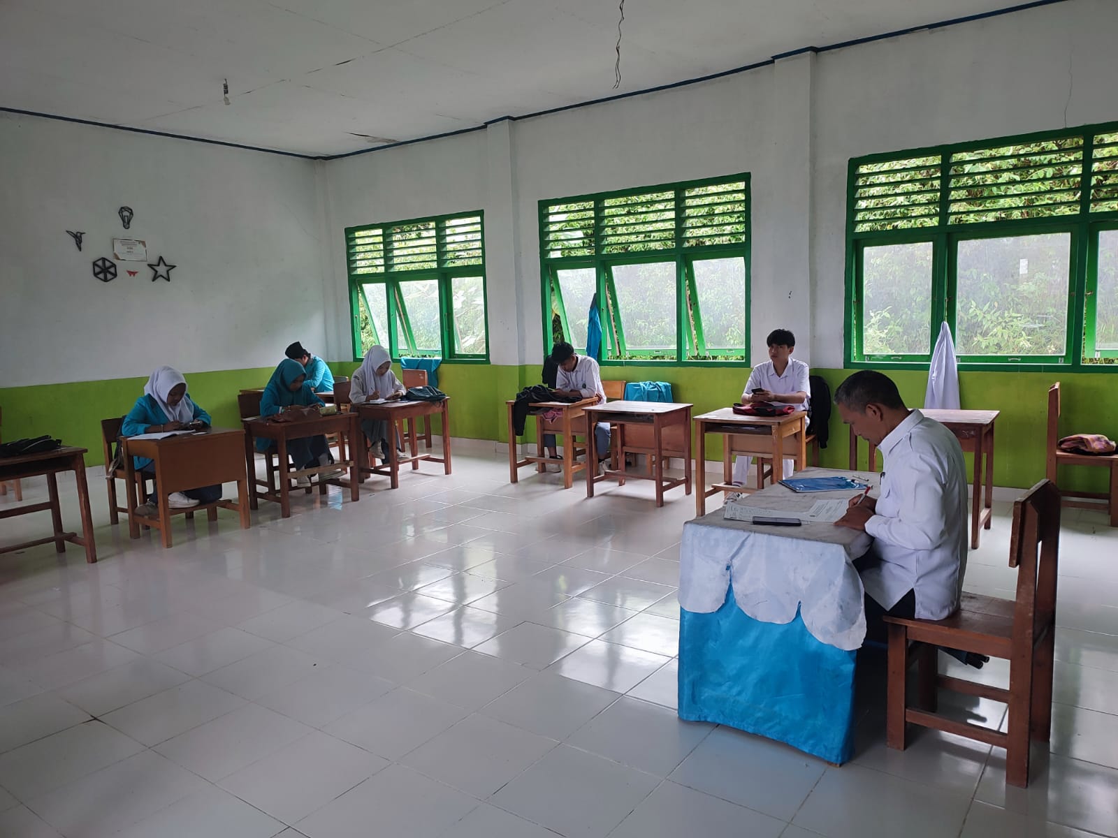 PELAKSANAAN UJIAN AKHIR SEMESTER GANJIL MAN 2 SUNGAI PENUH TAHUN PELAJARAN 2024/2025 BERJALAN LANCAR 