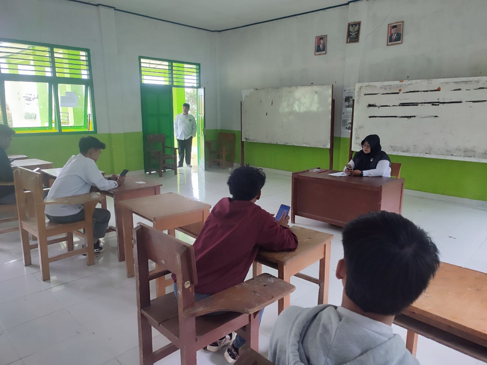 HARI KEDUA PELAKSANAAN UJIAN SEMESTER GANJIL BERBASIS ANDROID DI MAN 2 SUNGAI PENUH BERJALAN SUKSES