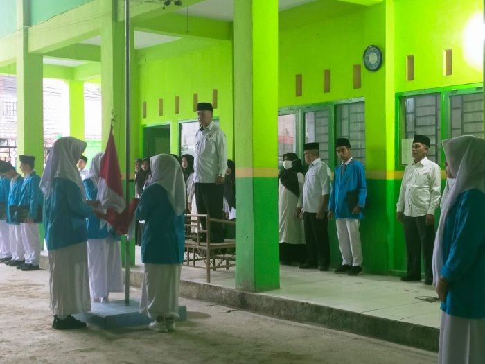 Tingkatkan Kedisiplinan dan Prestasi, Kepala Madrasah Sampaikan Arahan saat Upacara di MAN 2 Sungai Penuh