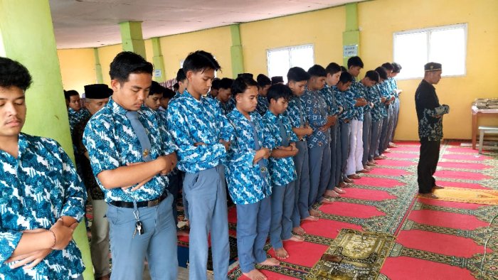 Siswa MAN 2 Sungai Penuh disiplin dan semangat laksanakan Sholat  Zuhur Berjamaah