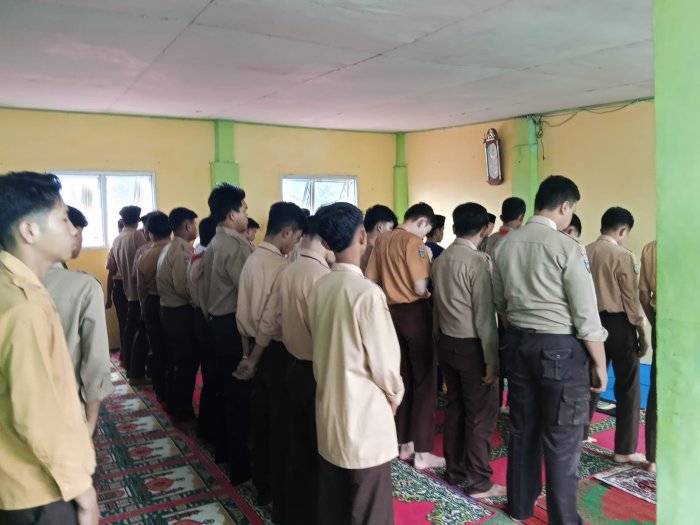 Shalat Berjemaah Tanamkan Nilai Kejujuran dan Kedisiplinan di MAN 2 Sungai Penuh
