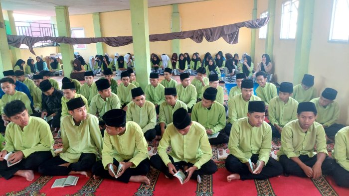 Penuh Khidmat : MAN 2 Sungai Penuh Gelar Yasinan Rutin Setiap Jumat