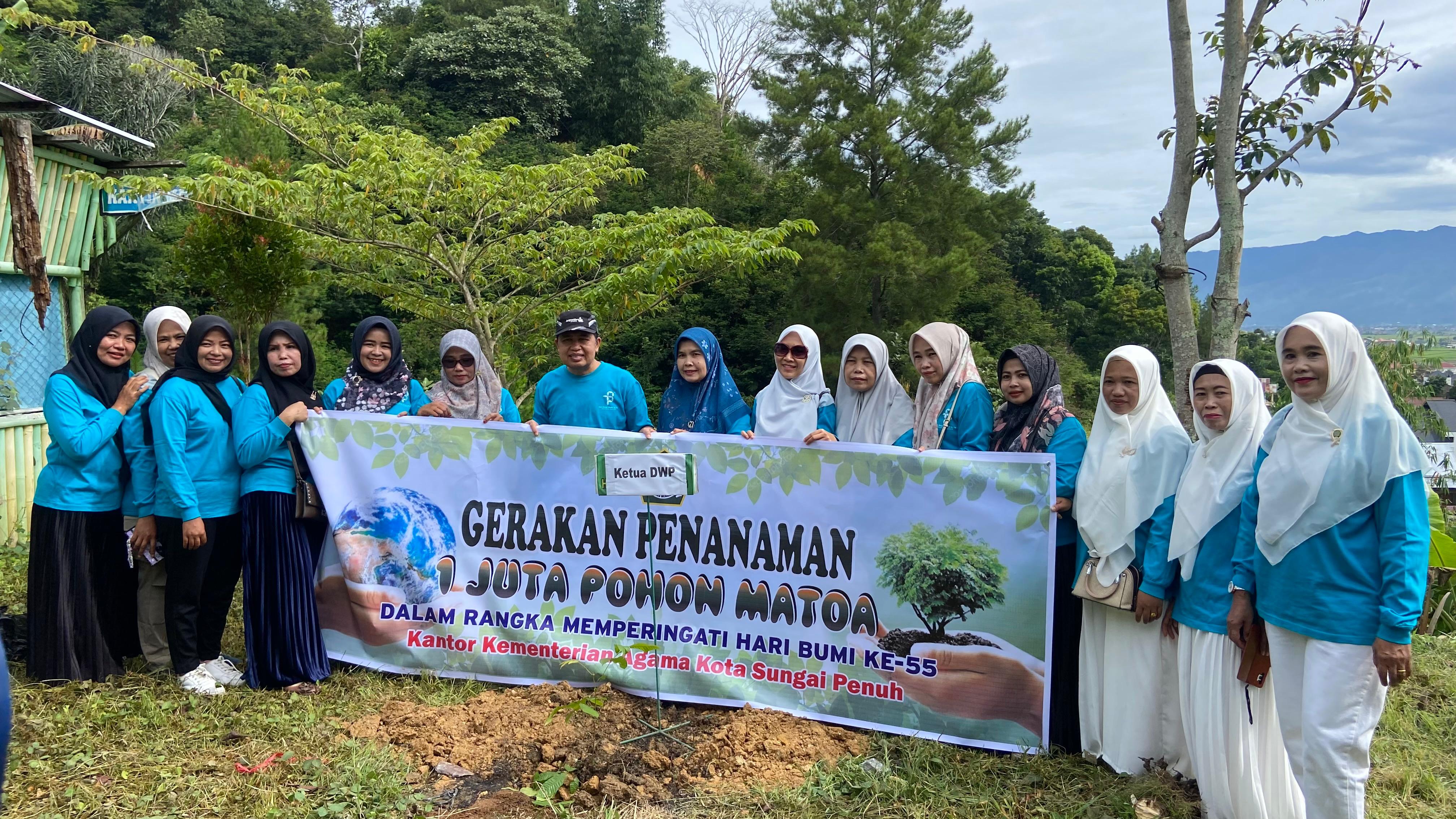 KEMENAG SUNGAI PENUH ADAKAN GERAKAN PENANAMAN 1 JUTA POHON MATOA DI MAN 2 SUNGAI PENUH