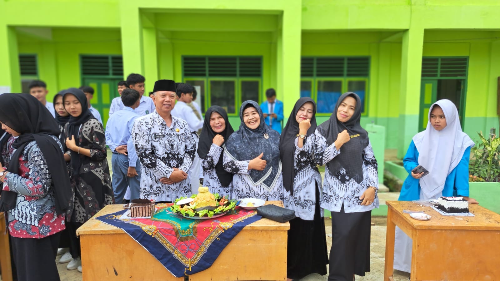 POTONG NASI TUMPENG DAN PERLOMBAAN GURU MERIAHKAN HARI GURU NASIONAL MAN 2 SUNGAI PENUH