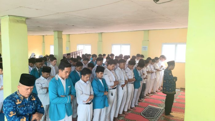 Shalat Ashar Berjamaah Tingkatkan Disiplin Siswa MAN 2 Sungai Penuh