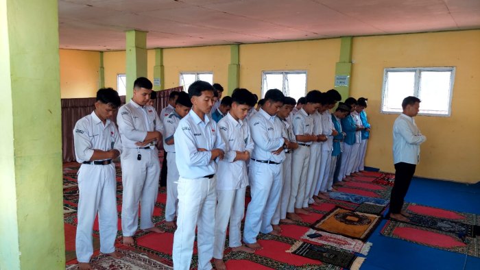 Shalat Zhuhur berjemaah latih kedisiplinan siswa MAN 2 Sungai Penuh