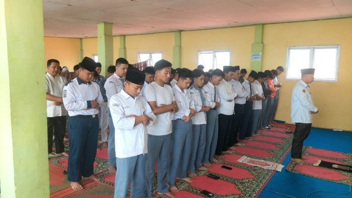 Rutinitas Sholat Berjamaah bentuk karakter siswa MAN 2 Sungai Penuh