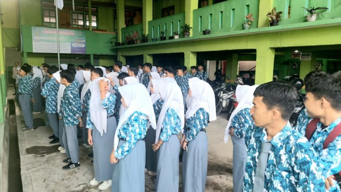 Kodri Pimpin Doa Sebelum Pelajaran di MAN 2 Sungai Penuh