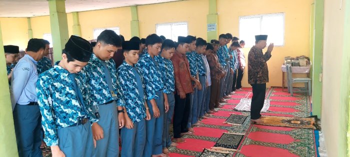 MAN 2 Sungai Penuh Bentuk Karakter Siswa Lewat Salat Ashar Berjamaah